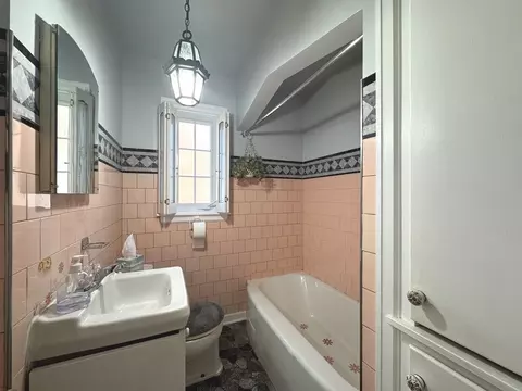 Bath - 665 S May Ave, Kankakee, IL 60901 photo 1 of 1