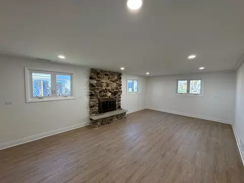 Living - 870 E Thacker St, Des Plaines, IL 60016 photo 3 of 4
