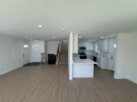 Living - 870 E Thacker St, Des Plaines, IL 60016 photo 2 of 4