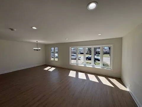 Living - 870 E Thacker St, Des Plaines, IL 60016 photo 1 of 4