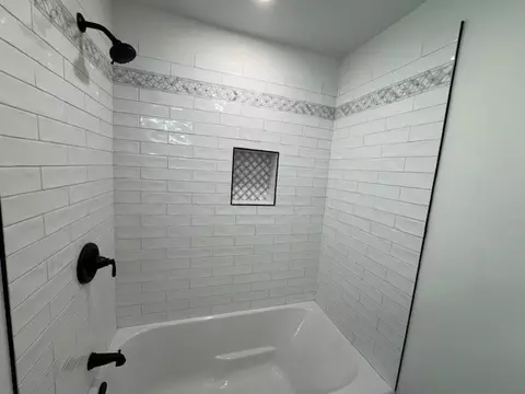 Bath - 870 E Thacker St, Des Plaines, IL 60016 photo 2 of 3