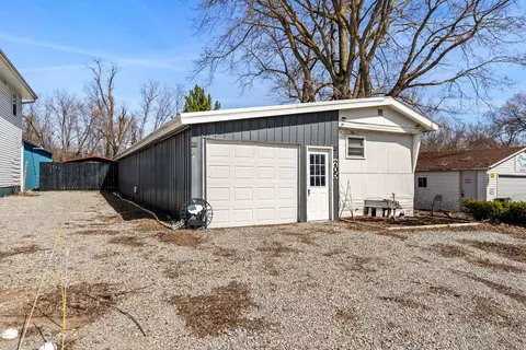 205 Railroad St, New Boston, IL 61272