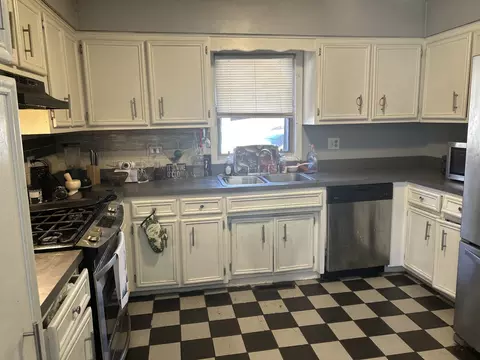 Kitchen - 14904 Springfield Ave, Midlothian, IL 60445 photo 1 of 3