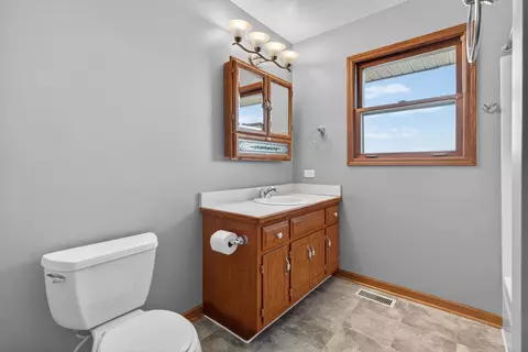 Bath - 3005 Art Schultz Dr, Plainfield, IL 60586 photo 2 of 3