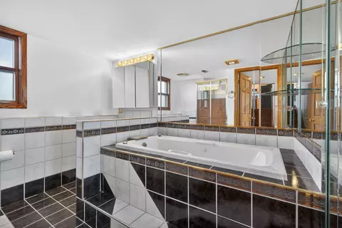 Bath - 3005 Art Schultz Dr, Plainfield, IL 60586 photo 3 of 3