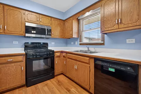 Kitchen - 3005 Art Schultz Dr, Plainfield, IL 60586 photo 2 of 5