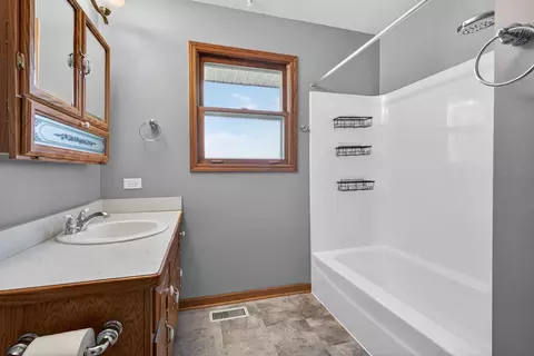 Bath - 3005 Art Schultz Dr, Plainfield, IL 60586 photo 1 of 3