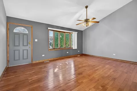 Living - 3005 Art Schultz Dr, Plainfield, IL 60586 photo 2 of 6