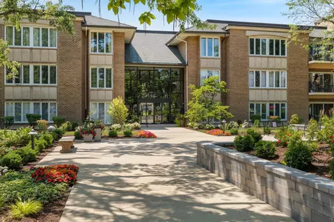 2 Oak Brook Club Dr #C303, Oak Brook, IL 60523
