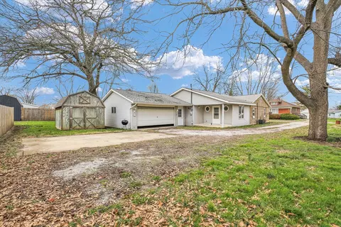 Exterior - 106 E Harrison St, Catlin, IL 61817 photo 6 of 7