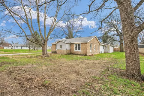 Exterior - 106 E Harrison St, Catlin, IL 61817 photo 5 of 7