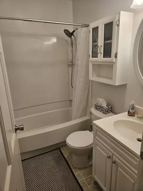Bath - 4506 26th Ave, Moline, IL 61265 photo 1 of 3