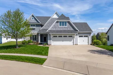 4728 Red Oak Ct, Bettendorf, IA 52722