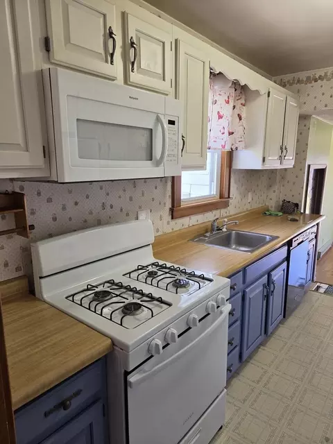 Kitchen - 813 E 15th St, Sterling, IL 61081 photo 1 of 2