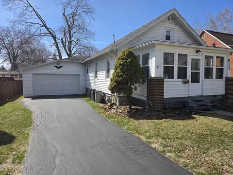 813 E 15th St, Sterling, IL 61081
