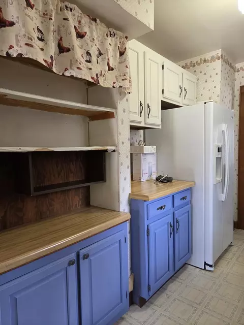 Kitchen - 813 E 15th St, Sterling, IL 61081 photo 2 of 2