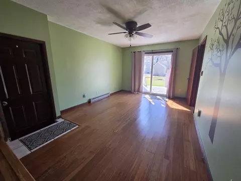 Living - 813 E 15th St, Sterling, IL 61081 photo 2 of 4