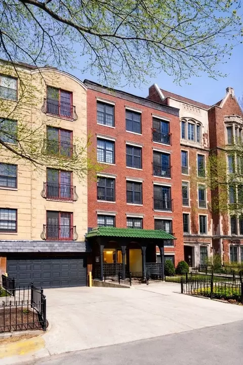 512 W Barry Ave #205, Chicago, IL 60657