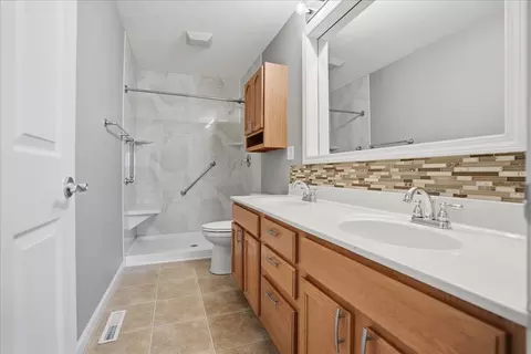 Bath - 910 Gerike Way, Bloomington, IL 61704 photo 2 of 3