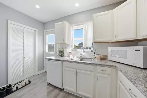 Kitchen - 4533 Deyo Ave, Brookfield, IL 60513 photo 5 of 5
