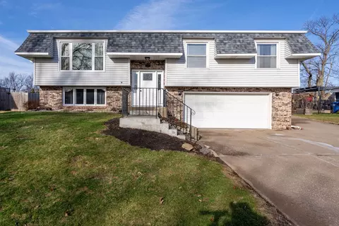 5644 Appomattox Rd, Davenport, IA 52806