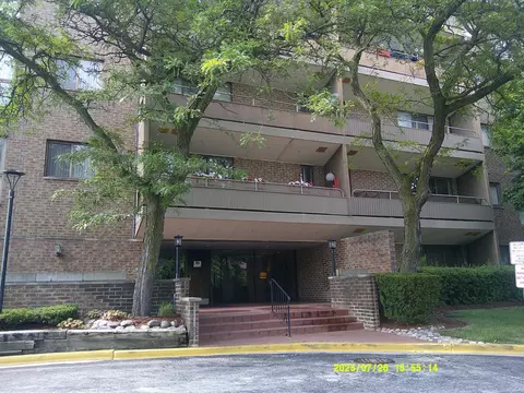 5 E Carriageway Dr #210, Hazel Crest, IL 60429