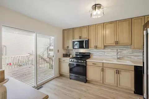 Kitchen - 4441 Harbor Cir, Hoffman Estates, IL 60192 photo 2 of 3