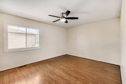 Bedroom - 4441 Harbor Cir, Hoffman Estates, IL 60192 photo 3 of 4