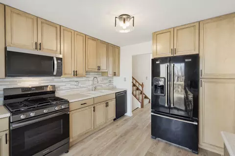 Kitchen - 4441 Harbor Cir, Hoffman Estates, IL 60192 photo 1 of 3