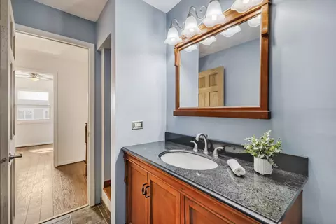 Bath - 4441 Harbor Cir, Hoffman Estates, IL 60192 photo 2 of 3