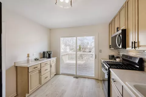 Kitchen - 4441 Harbor Cir, Hoffman Estates, IL 60192 photo 3 of 3