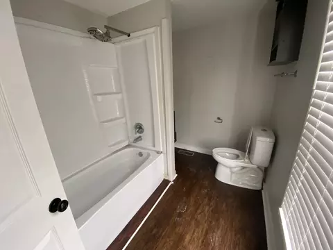 Bath - 515 Walnut Ave, Elgin, IL 60123 photo 1 of 2