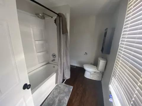 Bath - 515 Walnut Ave, Elgin, IL 60123 photo 1 of 2