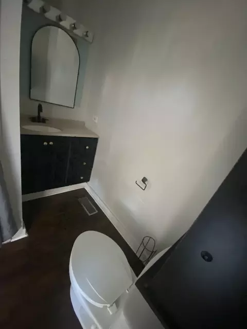 Bath - 515 Walnut Ave, Elgin, IL 60123 photo 2 of 2