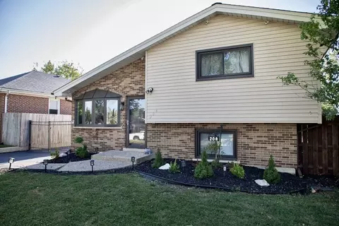 204 S Iowa Ave, Addison, IL 60101