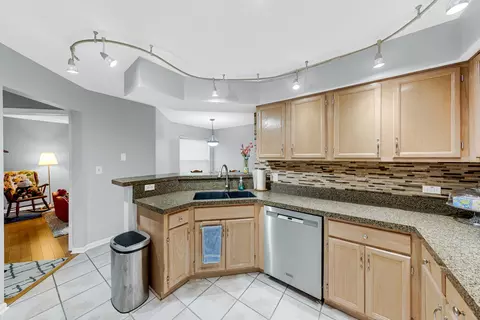 Kitchen - 108 Hampton Blvd, Lake Bluff, IL 60044 photo 2 of 2