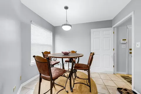Dining - 108 Hampton Blvd, Lake Bluff, IL 60044 photo 2 of 2