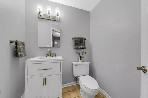 Bath - 108 Hampton Blvd, Lake Bluff, IL 60044 photo 1 of 3
