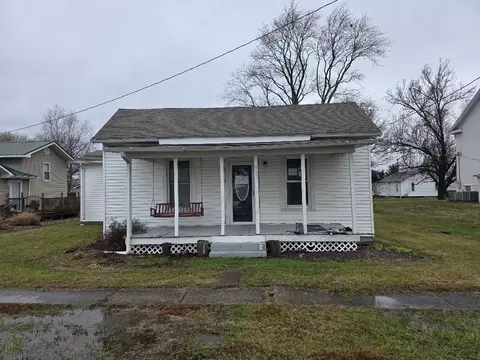 307 S Poplar St, Farina, IL 62838