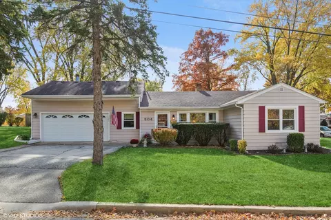 304 Moore Ave, Saint Charles, IL 60174