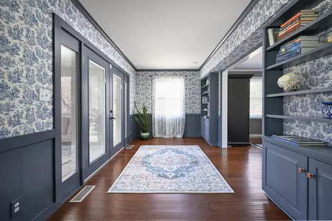 Entry Way - 5 N300 Powis Rd, Wayne, IL 60184 photo 4 of 10
