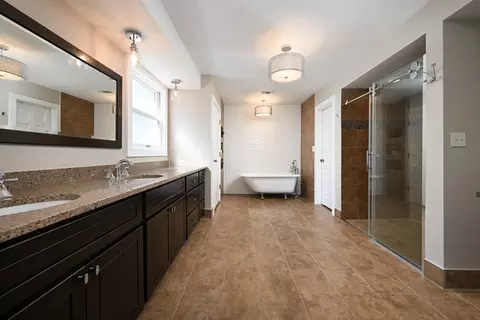 Bath - 5 N300 Powis Rd, Wayne, IL 60184 photo 2 of 6