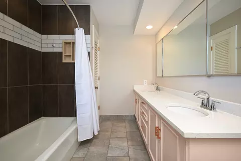 Bath - 5 N300 Powis Rd, Wayne, IL 60184 photo 5 of 6