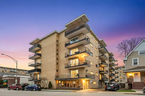 320 Circle Ave #404, Forest Park, IL 60130