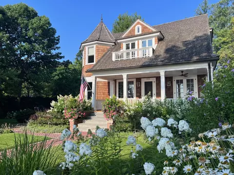 552 Sunrise Ave, Lake Bluff, IL 60044