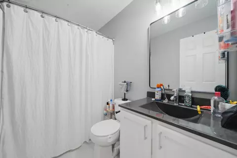 Bath - 2448 Emily Ln, Elgin, IL 60124 photo 2 of 3