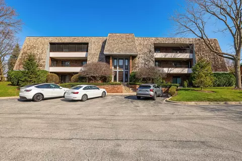 200 Red Top Dr #302, Libertyville, IL 60048
