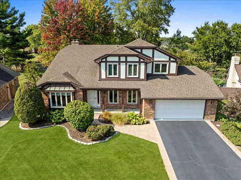 2 S534 Danbury Dr, Glen Ellyn, IL 60137
