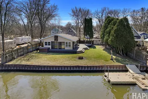 1319 Nippersink Dr, Spring Grove, IL 60081