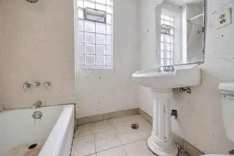Bath - 7241 S Yale Ave, Chicago, IL 60621 photo 3 of 4